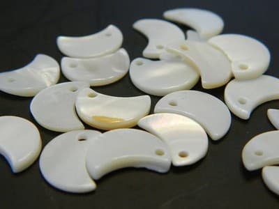 13MM Crescent Moon Shell Charm Pendant - White Freshwater Shell Crescent Moon - Thumbnail 3