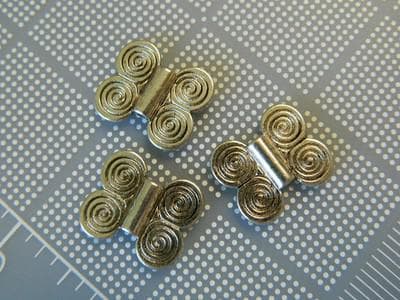 5 Vintage Butterfly Beads: Silver Tone Pewter Flat Shape - Thumbnail 4