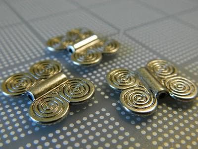 5 Vintage Butterfly Beads: Silver Tone Pewter Flat Shape - Image 1