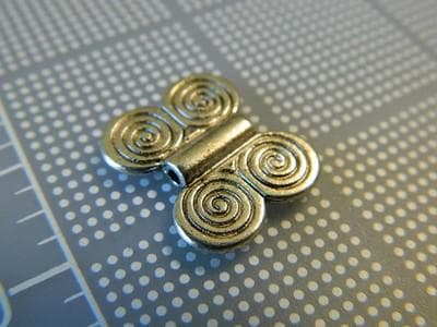 5 Vintage Butterfly Beads: Silver Tone Pewter Flat Shape - Thumbnail 2