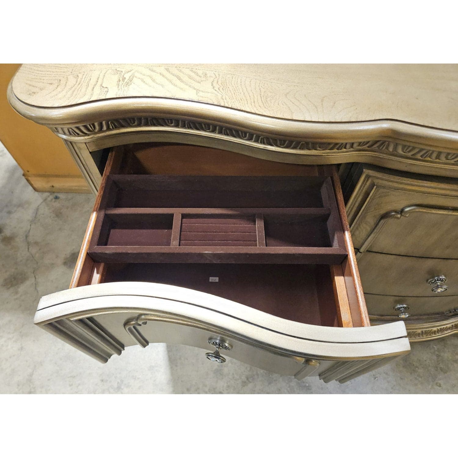 Flexsteel 'San Cristobal' Triple Dresser - Gold - Thumbnail 2