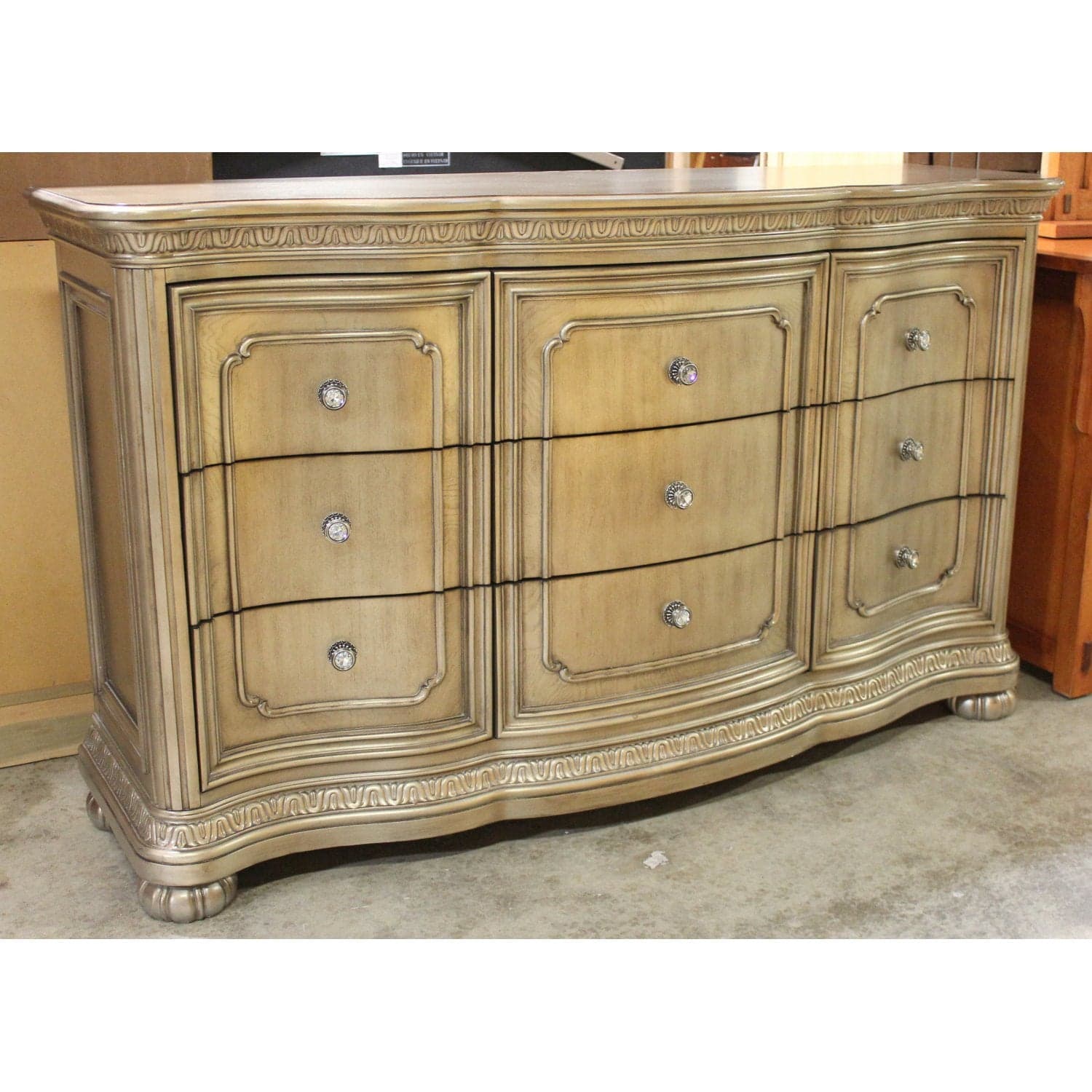 Flexsteel 'San Cristobal' Triple Dresser - Gold - Thumbnail 4