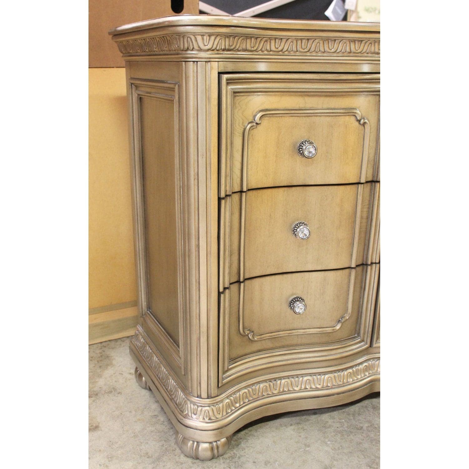 Flexsteel 'San Cristobal' Triple Dresser - Gold - Thumbnail 6