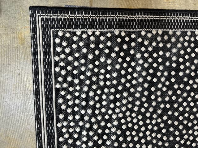 Black & White Dot Indoor/Outdoor Rug - Thumbnail 3