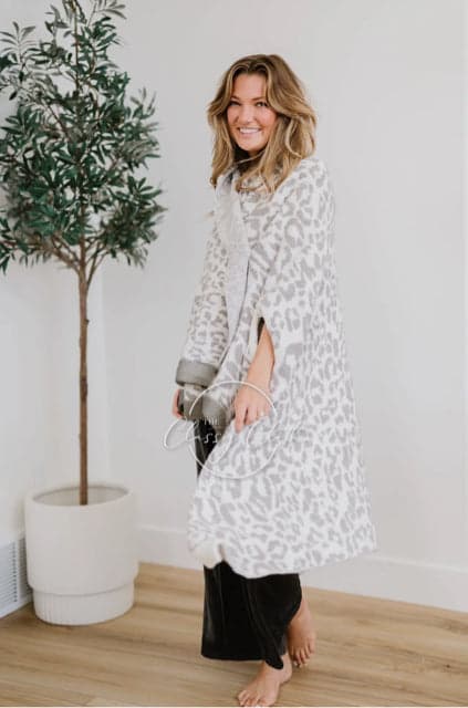 *NEW* Luxe Wearable Blanket-Leopard - Thumbnail 2