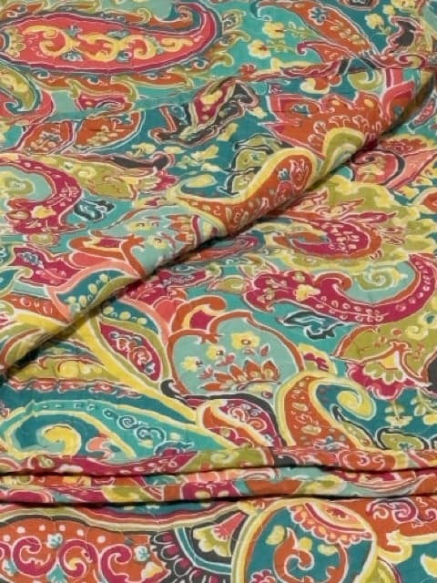 King Size Reversible Floral Paisley Print Quilt With 2 Shams - Thumbnail 2