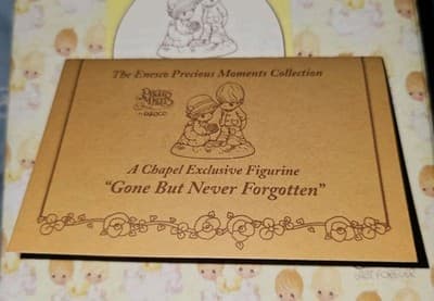 Precious Moments "Gone But Never Forgotten" 135976 Chapel Exclusive + Card - Thumbnail 2