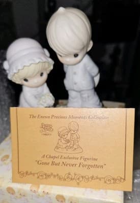 Precious Moments "Gone But Never Forgotten" 135976 Chapel Exclusive + Card - Thumbnail 4