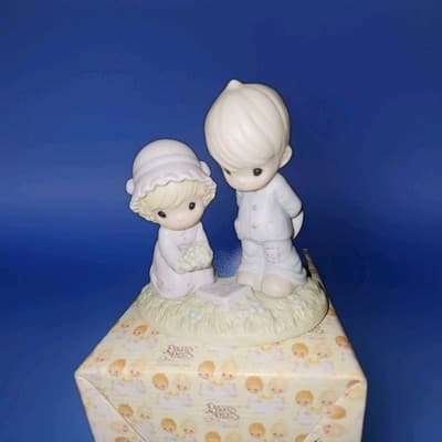 Precious Moments "Gone But Never Forgotten" 135976 Chapel Exclusive + Card - Thumbnail 3