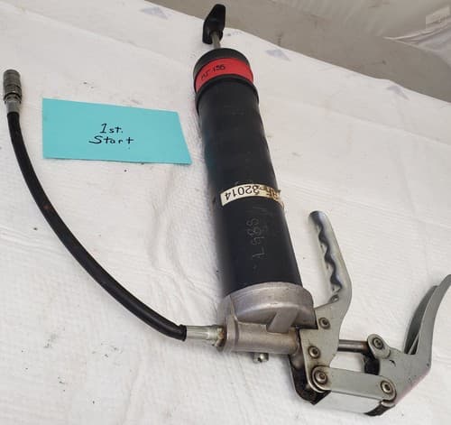 STP Mini Manual Grease Gun 4,500 PSI. Includes Flex Hose MT-155 - Image 1