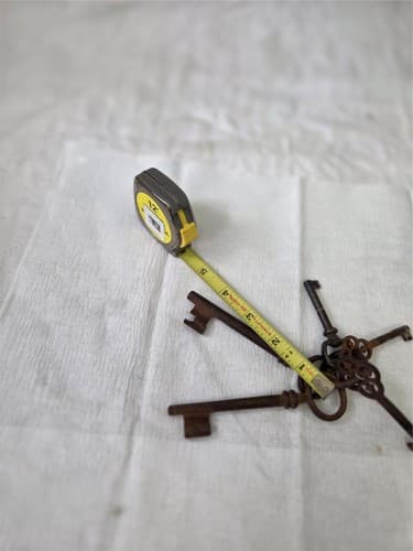 Lot of 5 Vintage mixed size Brass Skeleton Keys on Ring - Thumbnail 3