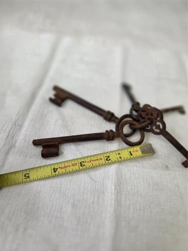 Lot of 5 Vintage mixed size Brass Skeleton Keys on Ring - Thumbnail 2