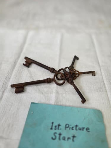 Lot of 5 Vintage mixed size Brass Skeleton Keys on Ring - Image 1