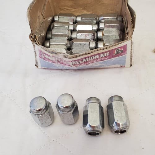 Lot of Gorilla 1/2" X 20 Chrome Lug Nuts W/ Key - Thumbnail 8