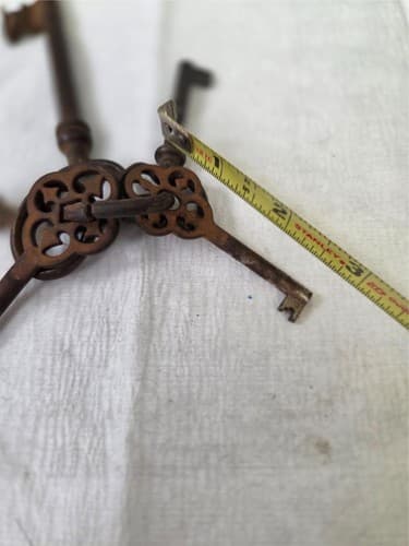 Lot of 5 Vintage mixed size Brass Skeleton Keys on Ring - Thumbnail 5