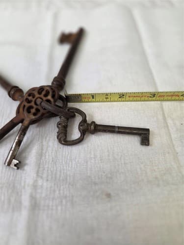 Lot of 5 Vintage mixed size Brass Skeleton Keys on Ring - Thumbnail 6