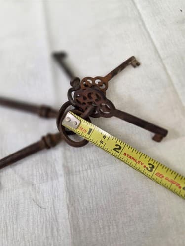 Lot of 5 Vintage mixed size Brass Skeleton Keys on Ring - Thumbnail 4