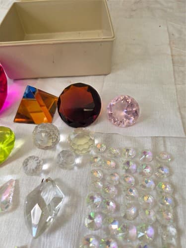 Lot of Assorted Faceted Crystal Gems AB Acrylic Grass Decor Craft Pieces Prism - Thumbnail 5