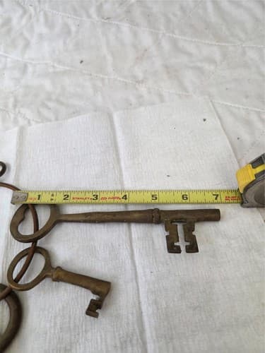 Lot of 7 Vintage mixed size Brass Skeleton Keys on Ring - Thumbnail 3