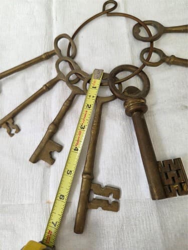 Lot of 7 Vintage mixed size Brass Skeleton Keys on Ring - Thumbnail 6