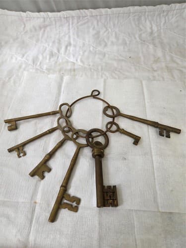 Lot of 7 Vintage mixed size Brass Skeleton Keys on Ring - Thumbnail 2