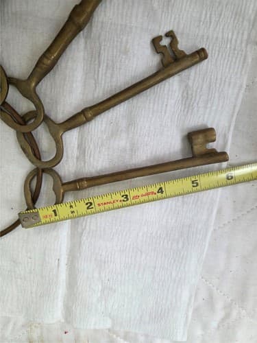 Lot of 7 Vintage mixed size Brass Skeleton Keys on Ring - Thumbnail 9