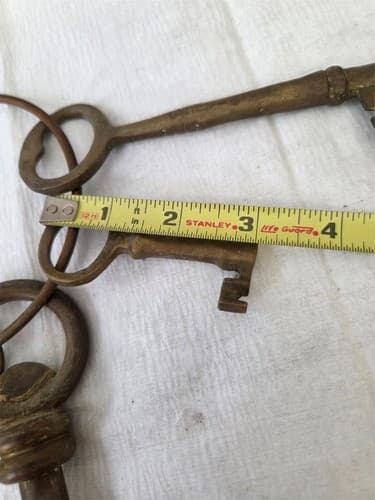 Lot of 7 Vintage mixed size Brass Skeleton Keys on Ring - Thumbnail 4