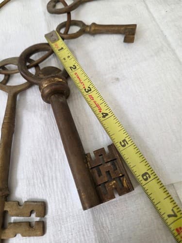 Lot of 7 Vintage mixed size Brass Skeleton Keys on Ring - Thumbnail 5
