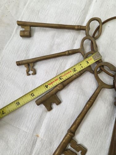 Lot of 7 Vintage mixed size Brass Skeleton Keys on Ring - Thumbnail 7