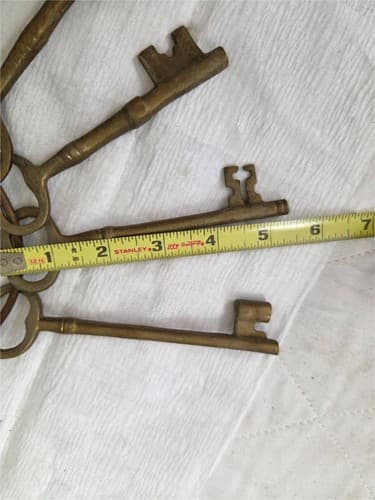 Lot of 7 Vintage mixed size Brass Skeleton Keys on Ring - Thumbnail 8