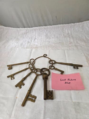 Lot of 7 Vintage mixed size Brass Skeleton Keys on Ring - Thumbnail 10