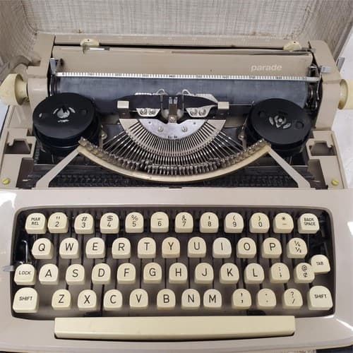 Royal Parade Manual Typewriter w/ Case - Made In Holland - Thumbnail 4