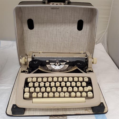 Royal Parade Manual Typewriter w/ Case - Made In Holland - Thumbnail 3