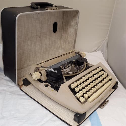 Royal Parade Manual Typewriter w/ Case - Made In Holland - Thumbnail 7