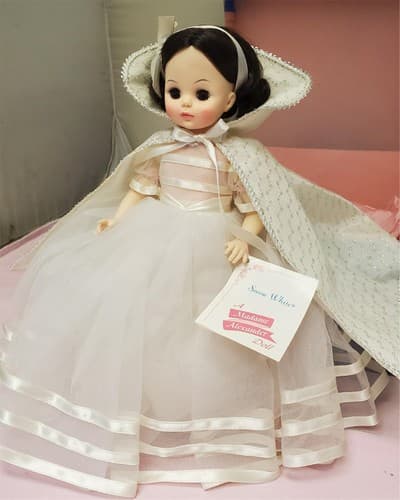 Madame Alexander #1555 Snow White Doll with Box & Stand - Thumbnail 4