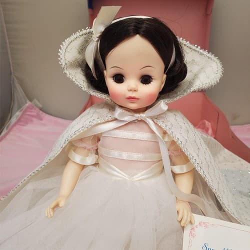 Madame Alexander #1555 Snow White Doll with Box & Stand - Thumbnail 5