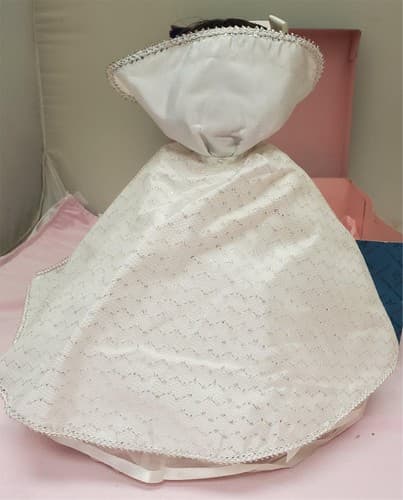 Madame Alexander #1555 Snow White Doll with Box & Stand - Thumbnail 6