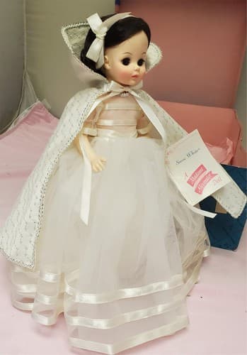 Madame Alexander #1555 Snow White Doll with Box & Stand - Thumbnail 9