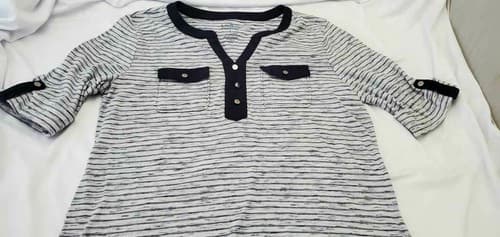 Croft & Barrow Women's Top Black White V Neck Short Sleeve Front Pockets Tee - Thumbnail 4