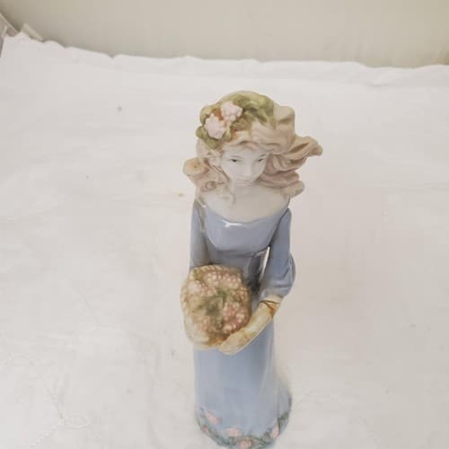 Vintage Porcelain Lady Figurine - Thumbnail 7