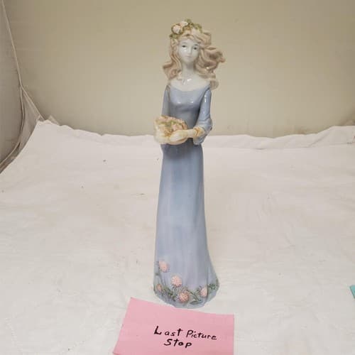 Vintage Porcelain Lady Figurine - Thumbnail 8