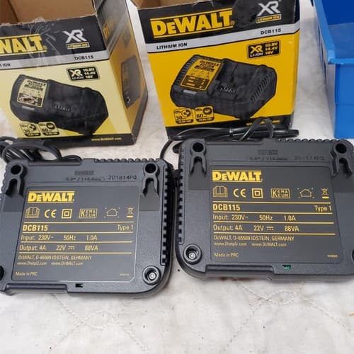 Lot of DEWALT DCB115 12-Volt to 20-Volt Lithium-Ion Battery Charger LOT 391 - Thumbnail 6
