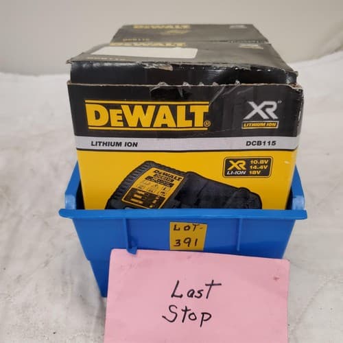 Lot of DEWALT DCB115 12-Volt to 20-Volt Lithium-Ion Battery Charger LOT 391 - Thumbnail 8