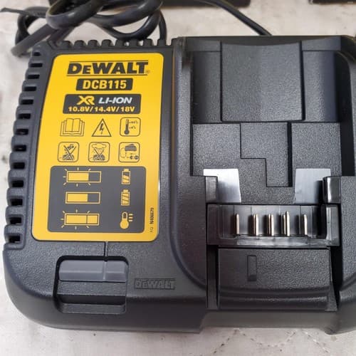Lot of DEWALT DCB115 12-Volt to 20-Volt Lithium-Ion Battery Charger LOT 391 - Thumbnail 7