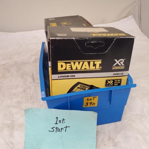 Lot of DEWALT DCB115 12-Volt to 20-Volt Lithium-Ion Battery Charger LOT 390 - Thumbnail 2