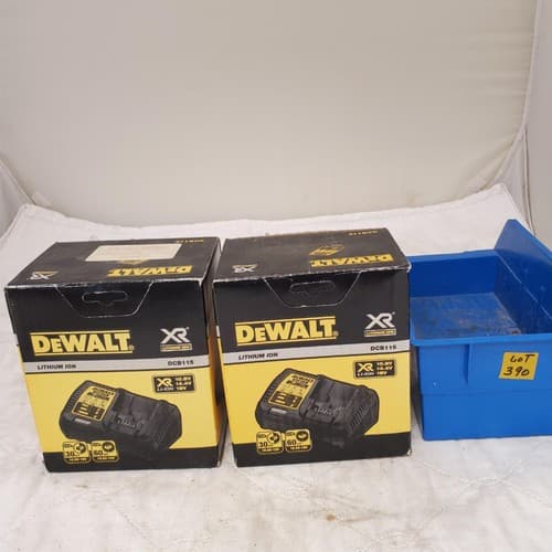 Lot of DEWALT DCB115 12-Volt to 20-Volt Lithium-Ion Battery Charger LOT 390 - Thumbnail 4
