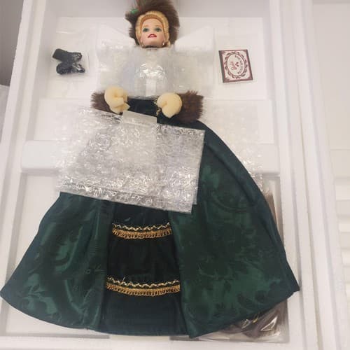 Barbie 1996 - Holiday Caroler Doll - Porcelain Barbie Collection - Thumbnail 2
