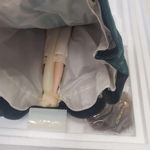 Barbie 1996 - Holiday Caroler Doll - Porcelain Barbie Collection - Thumbnail 14