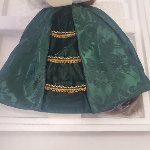 Barbie 1996 - Holiday Caroler Doll - Porcelain Barbie Collection - Thumbnail 10