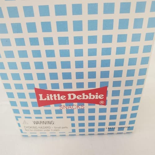 Barbie 1995- Series II Collector's Edition- Barbie as Little Debbie Snacks' Girl - Thumbnail 3